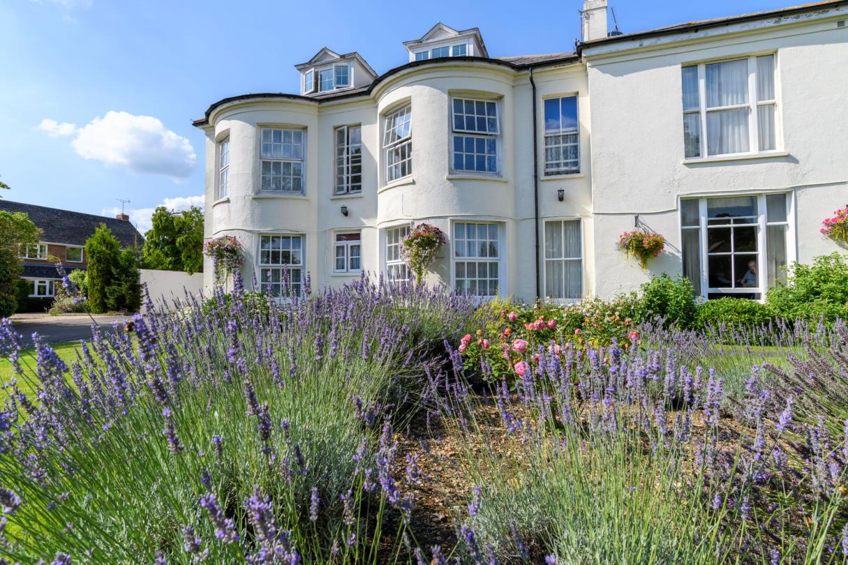 image of cedar lawn nursing home on a sunny day