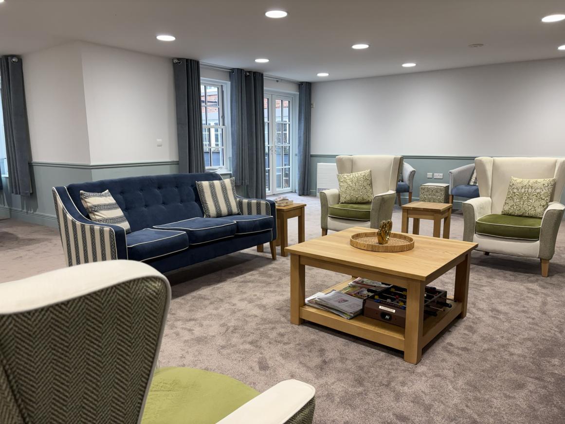 lounge mag door way